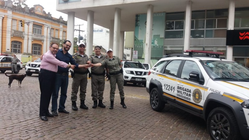 autoridades recebendo viatura