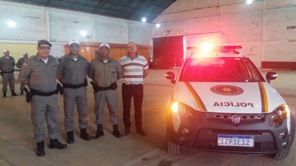 autoridades recebendo a viatura