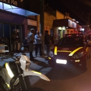 autoridades em frente a estabelecimento comercial