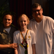 aluna premiada com professor e instrutora Proerd