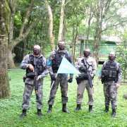 Militares em treinamento de Airsoft