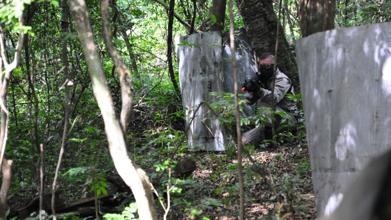 Militar em treinamento de Airsoft