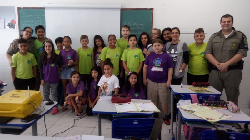 alunos com o Capitão e Instrutora Proerd