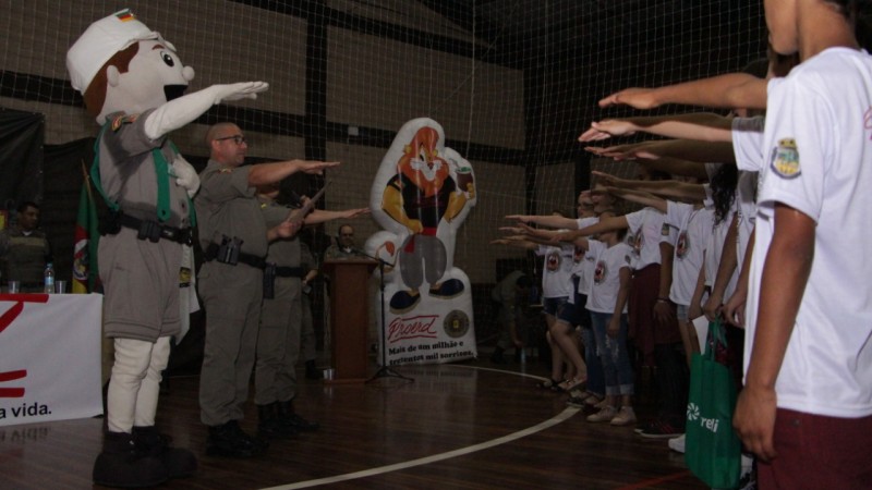 alunos realizando o juramento