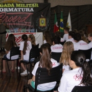 Instrutor realizando dinâmica