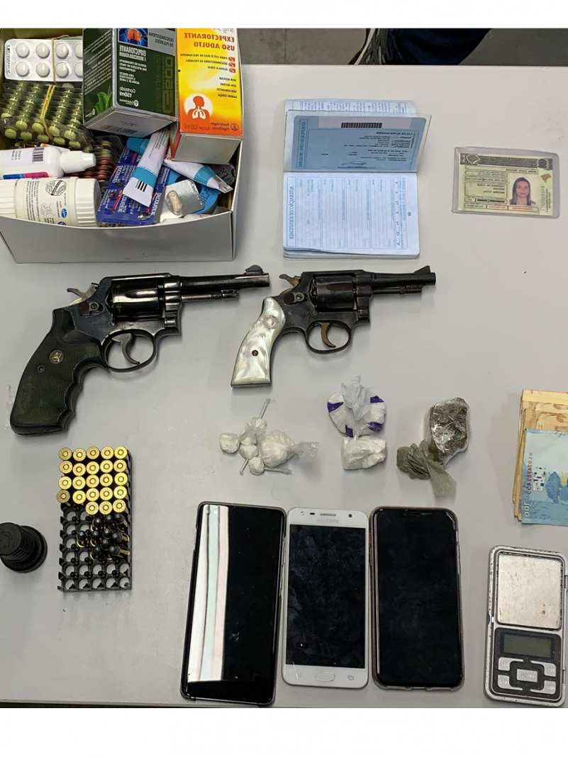 31ºBPM prende casal por porte ilegal de armas e tráfico de drogas em Guaíba