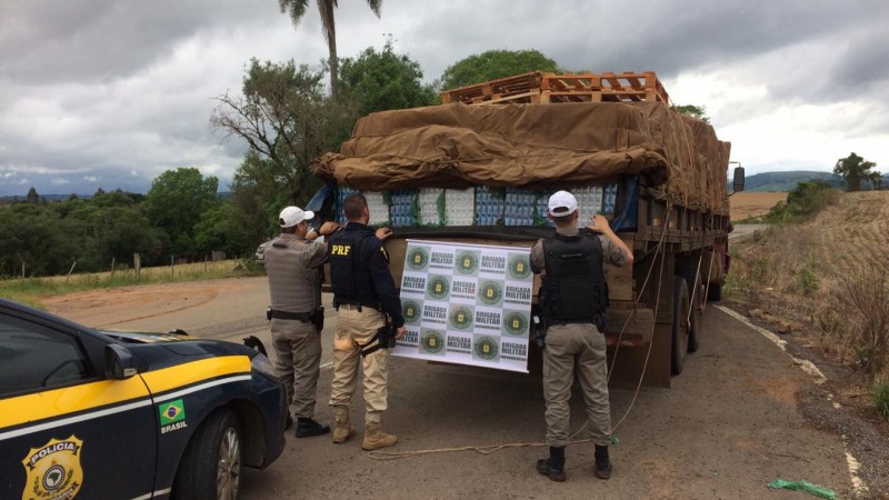PRF e BM apreendem caminhão com aproximadamente 175 mil maços de cigarro em Barros Cassal