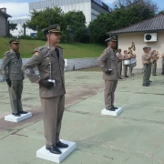 Coronel Marcel, ao fundo,  e majores Tomazi (esquerda) e Paulo Eduardo (direita) na passagem de comando