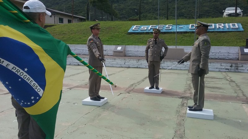 Major Tomazi, subcomandante do 8º BPM, transmite o cargo ao major Paulo Eduardo