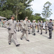 Majores Paulo Eduardo e Tomazi passam a tropa em revista