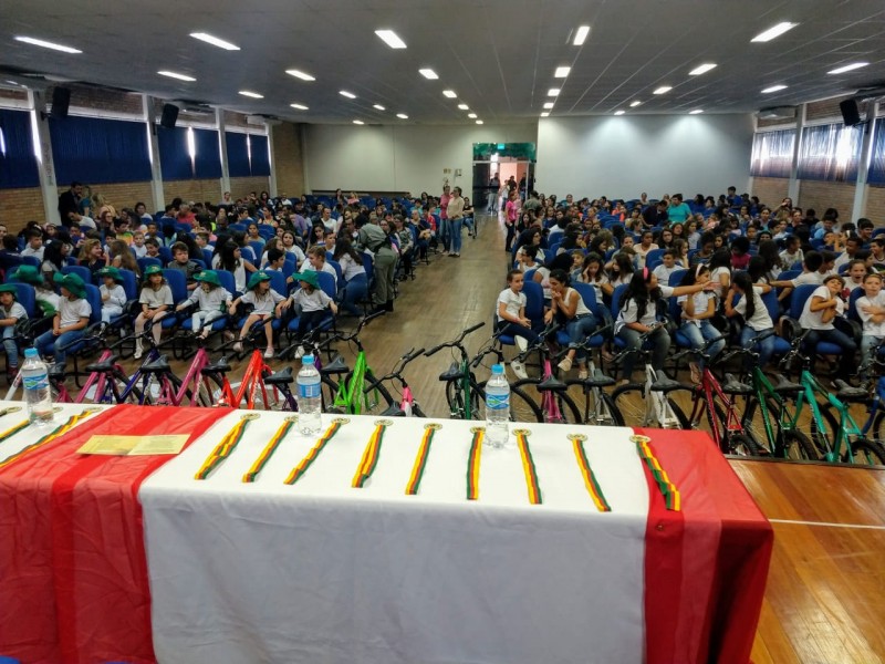 Auditório lotado com alunos que se formaram no Proerd