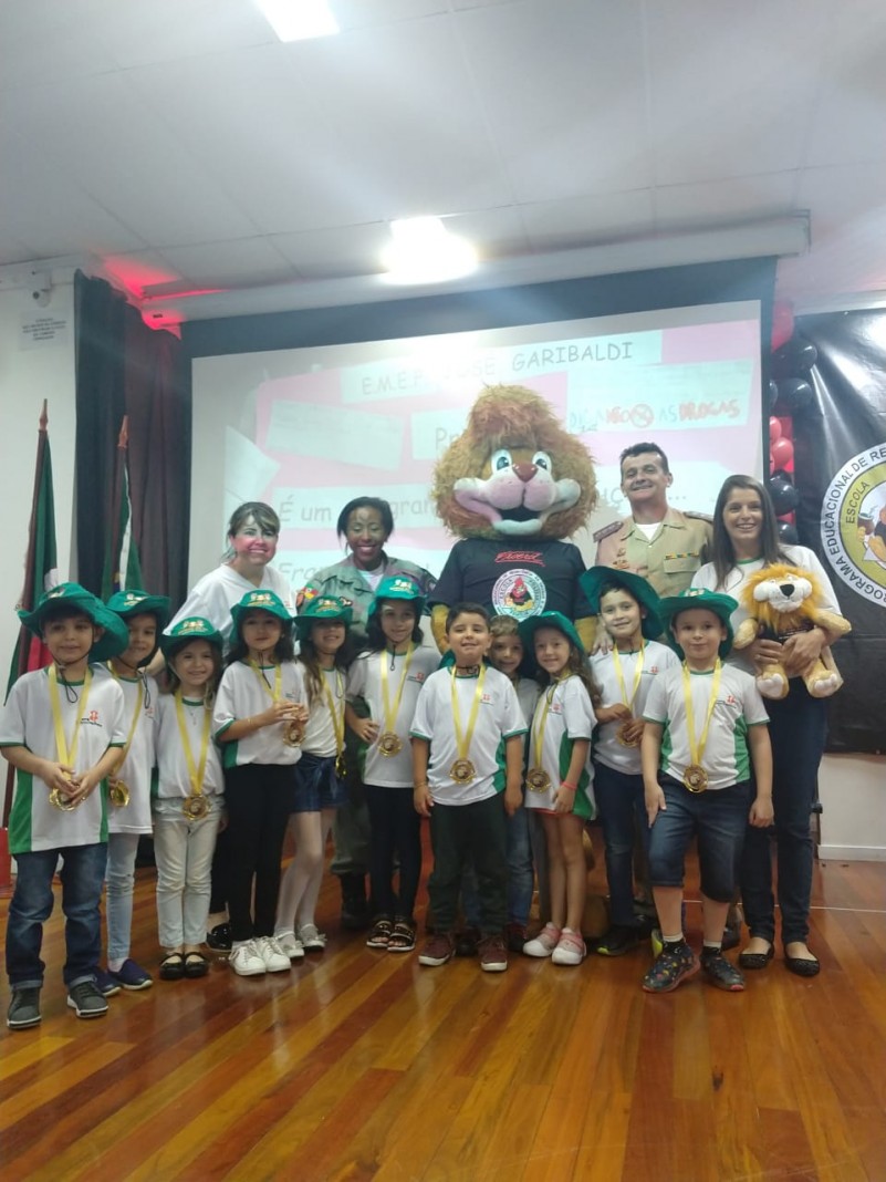 Major Tomazi, instrutora sargento Carla Beatriz, professoras e uma turma de alunos