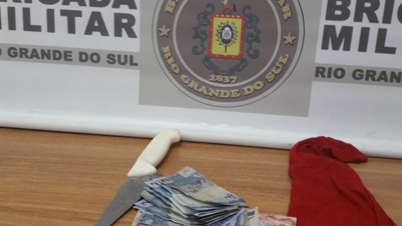 apreensão de dinheiro e arma branca usada em roubo à estabelecimento comercial