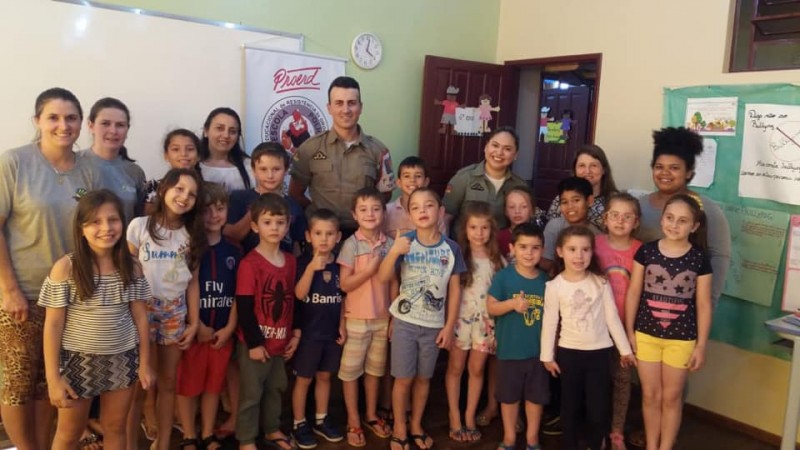 Brigada Militar realiza palestra com temas de prevenção aos aluos da Escola Dom Érico Ferrari