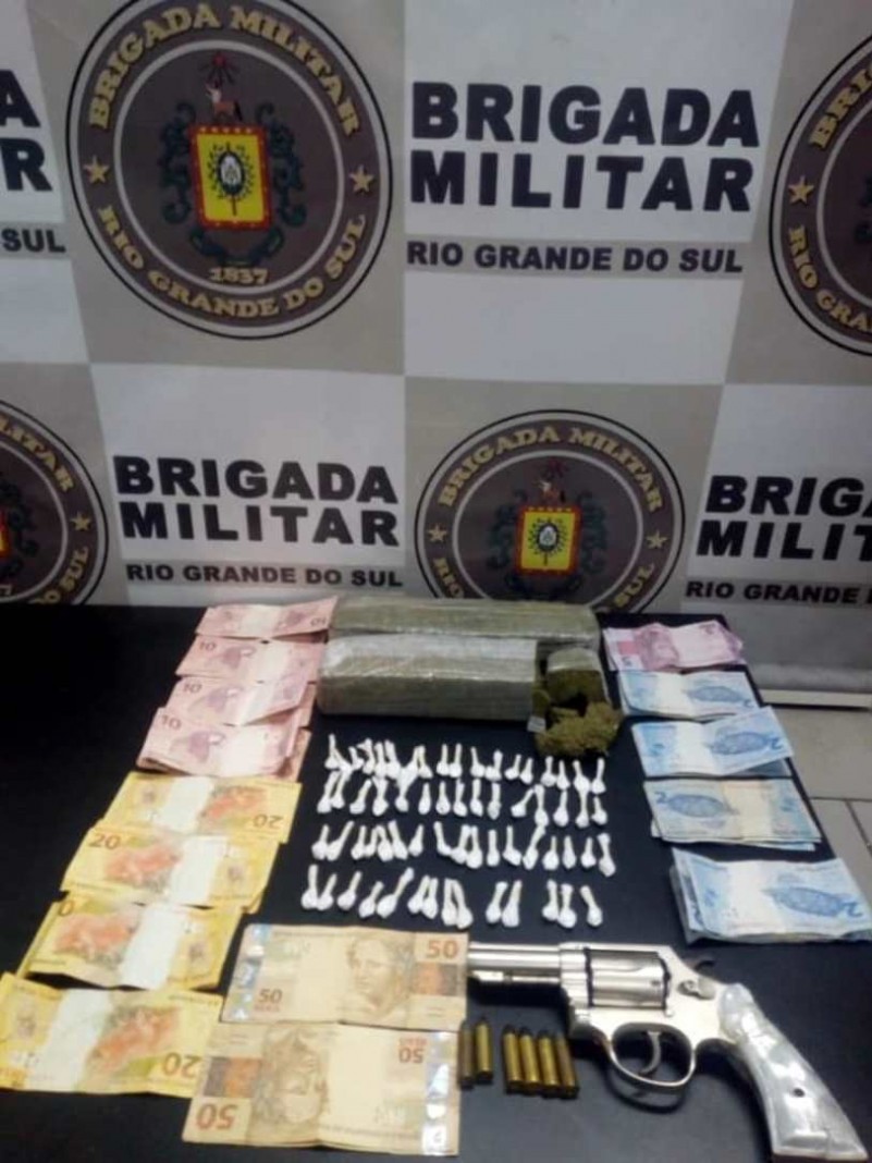 A Brigada Militar prendeu um homem e apreendeu um adolescentes por tráfico de drogas e porte ilegal de arma de fogo em Santa Maria.