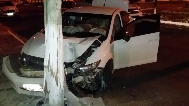veículo colidido em poste, após fuga de viatura