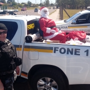 Papai Noel acompanhou PMs na distribuição de presentes