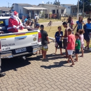 Viatura entregou presentes com Papai Noel