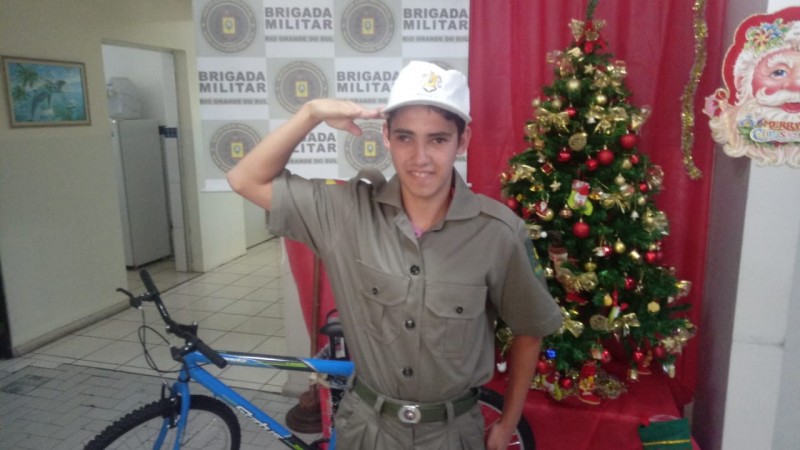 Farda estilizada também foi doada ao garoto Alan