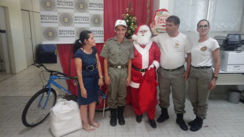 Avó que cria Alan ganhou cesto-básico