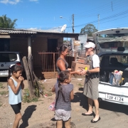 policial feminina entregando alimentos a uma mulher