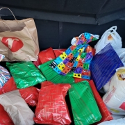 presentes no porta malas da viatura policial