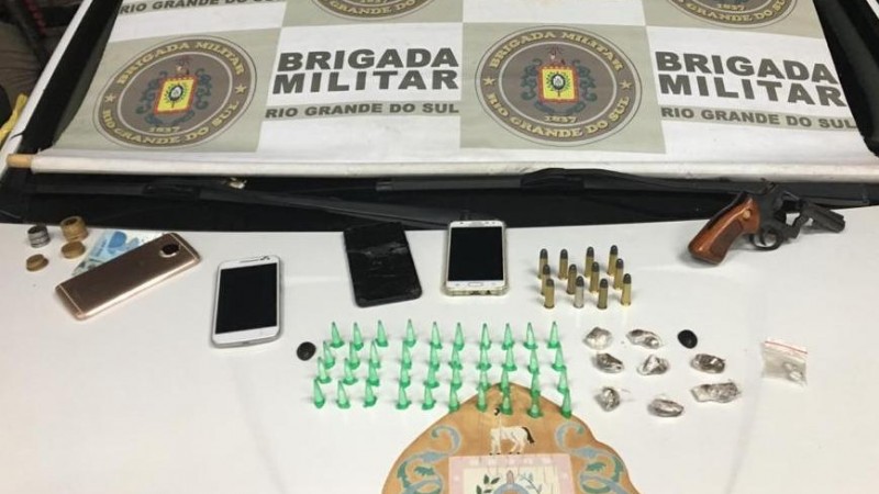 BM de Sapucaia do Sul prende homem por tráfico de drogas e porte ilegal de arma de fogo