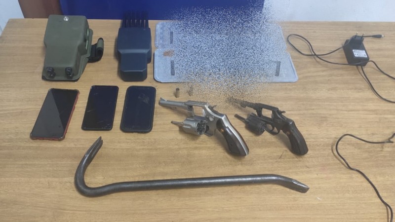 material apreendido: armas, celulares, placas do veículo e pé de cabra