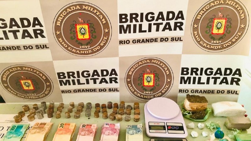 Drogas, dinheiro e balança apreendidos