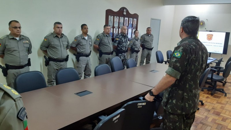 militares em pé com o general
