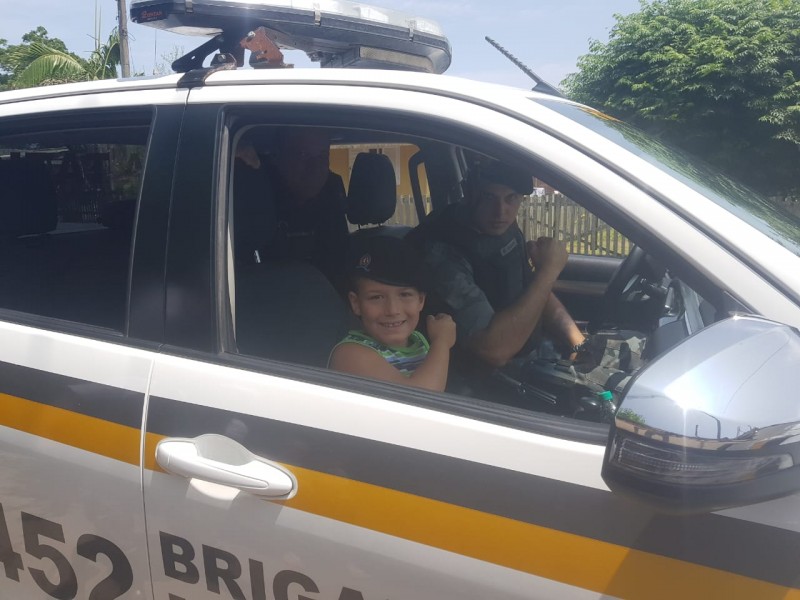 Menino realiza sonho ao entrar em viatura