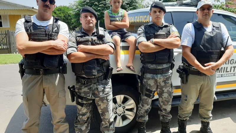 PMs visitam menino em seu aniversário