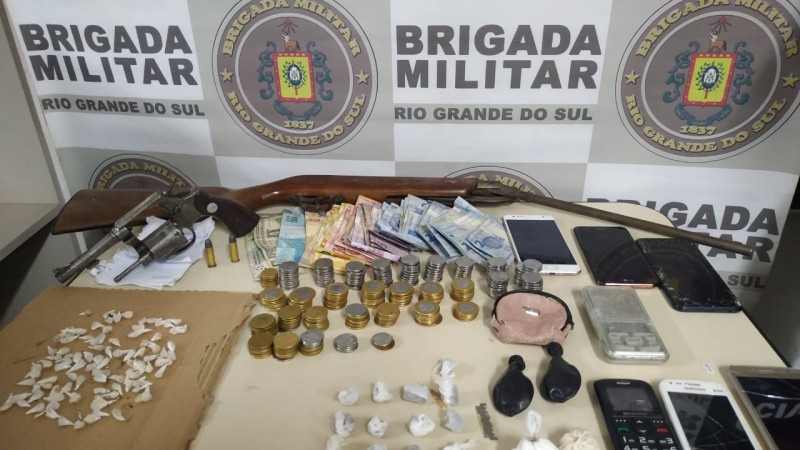 dinheiro, drogas, armas, todo material que foi apreendido