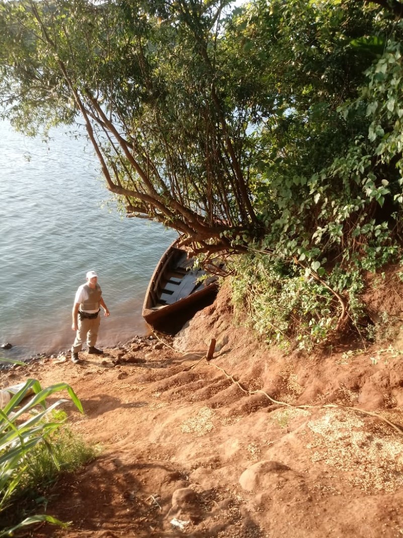 Militar estadual durante a apreens&atilde;o de descaminho