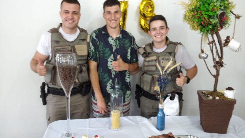 Policiais emocionam garoto com visita surpresa em aniversário