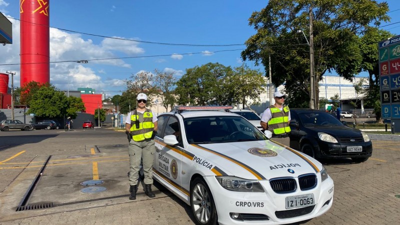 viatura BMW da brigada militar e dois policiais