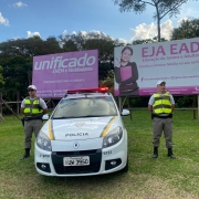 viatura da brigada militar com dois policiais