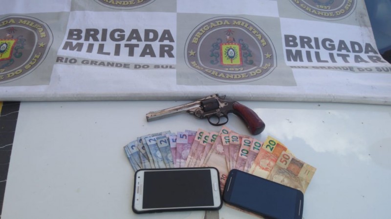 Prisão por roubo a pedestre e a lotação em Esteio