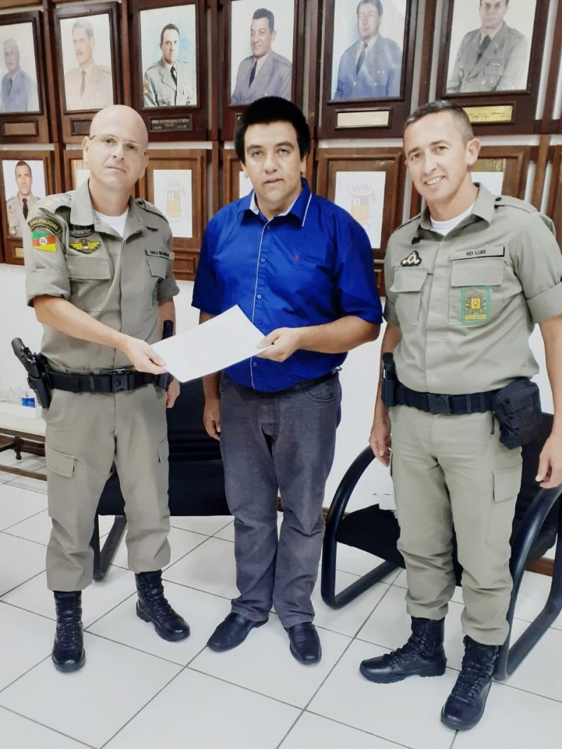 PMs e vereador durante visita
