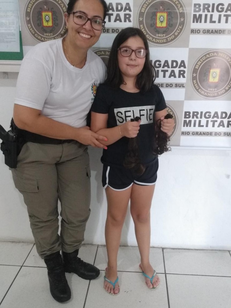 menina com Soldado da BM