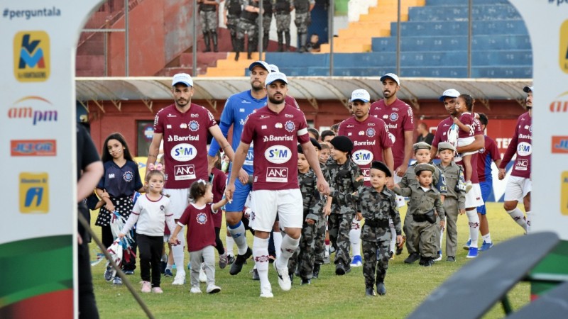 Crianças fardadas acompanhadas de jogadores durante abertura do  jogo  