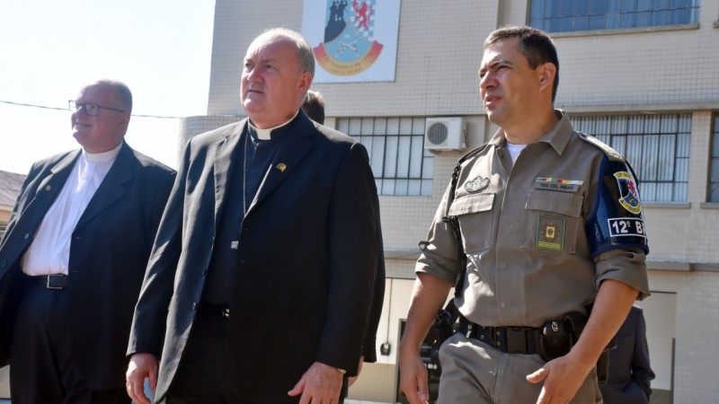 Ten Cel Ribas acompanhando o Bispo Diocesano durante visita no 12º BPM