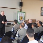 Bispo Diocesano de Caxias do Sul vistando ao quartel da  BM na cidade