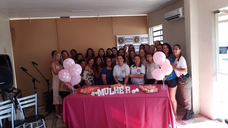 policiais atras da mesa decorada