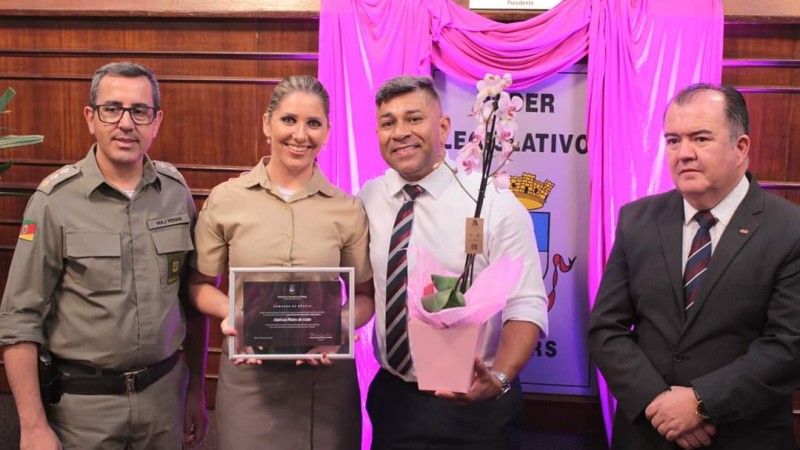 policial sendo homenageada