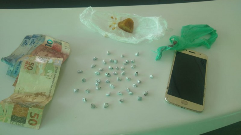 dinheiro, drogas e celular apreendidos