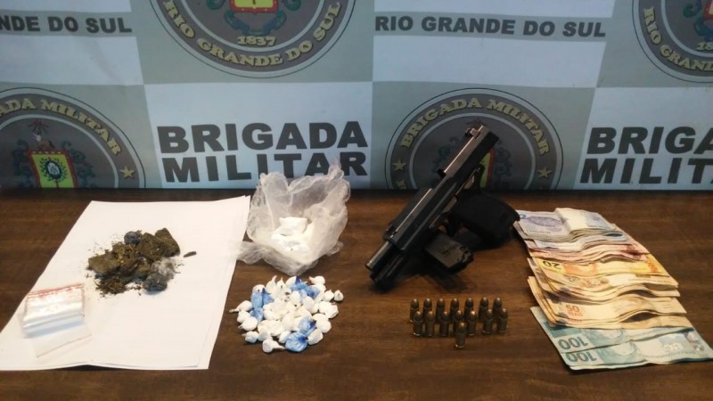 BM de Viamão prende dupla por porte ilegal de arma de fogo e tráfico de drogas