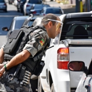 Policiais militares recebem proteção facial doada por empresa da Serra que adaptou linha de produção