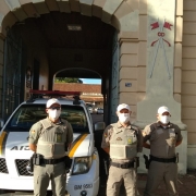 policiais usando as mascaras