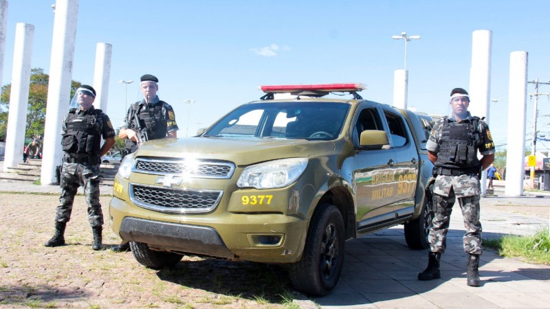 Militares utilizando máscaras de proteção